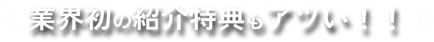 女性が笑顔でお墓掃除をしている様子